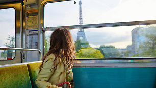 Mergina traukinyje netoli Paryžiaus