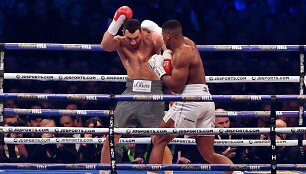 Anthony Joshua kovoje dėl bokso sunkiasvorių titulo palaužė ukrainietį V.Klyčko. 