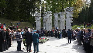 Vilniaus valdžia nori nukelti sovietų karių skulptūras Antakalnio kapinėse, kreipėsi į KPD