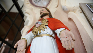 Vėl „kaltas“ Klausas Schwabas: ar jis tikrai sakė, kad Dievas mirė, o Jėzus – melagiena?