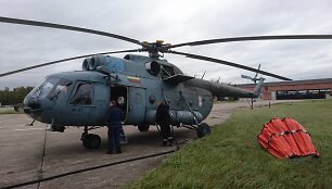 Karinių oro pajėgų sraigtasparnis Mi-8 su gaisrų gesinimo įranga