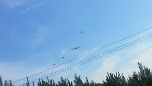 NATO naikintuvai lydi lėktuvą