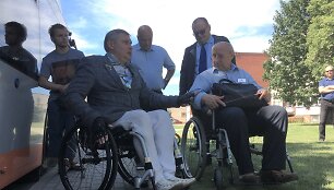 Asociacijos &bdquo;Savaranki&scaron;kas gyvenimas&ldquo; vadovas Ričardas Dubickas (sėdi kairėje) mokė Klaipėdos autobusų vairuotojus, kaip aptarnauti žmones su negalia.