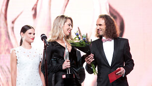 &bdquo;Sidabrinės gervės&ldquo; apdovanojimai 2015 metais, centre &ndash; laureatė Giedrė Žickytė