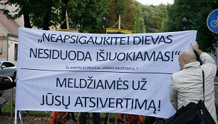 Maldininkų protestas prie&scaron; eitynes