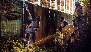 Migrantai Prancūzijoje mėgina pasiekti Didžiąją Britaniją per Eurotunelį