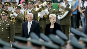 Bandymas gerinti santykius su Rytais &ndash; nukrypimas nuo Valdo Adamkaus užsienio politikos, prie kurios vertybių sistemos Dalia Grybauskaitė greitai grįžo.