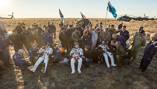 Į Žemę sugrįžo trys astronautai