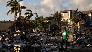 „Mercy Worldwide“ savanoris vertina žalą apanglėjusiam daugiabučių kompleksui po gaisro Lahainoje, vakarų Maui, Havajuose