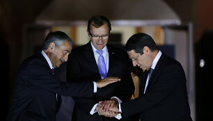 M.Akinci (kairėje), N.Anastasiades (de&scaron;inėje) ir JT pasiuntinys Espenas Barthas