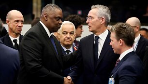 NATO gynybos vadovų susitikimas: J.Stoltenberg ir JAV gynybos sekretorius Austinas Lloydas