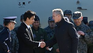 NATO generalinis sekretorius Jensas Stoltenbergas ir Japonijos gynybos viceministras Toshiras Inas