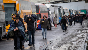 Ukrainos karo pabėgėliai kerta Krakovets sienos perėjimo punktą į Lenkiją