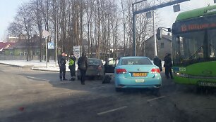 Kaune į avariją pakliuvo taksi automobilis
