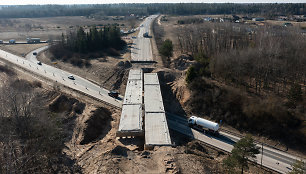 Visiškai sustoję viaduko remonto darbai Trakų plente