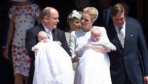Kunigaik&scaron;tis Albertas II ir kunigaik&scaron;tienė Charlene su savo dvyniais
