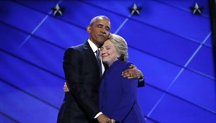 Baracko Obamos ir Hillary Clinton apsikabinimas Filadelfijoje