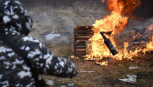 Vyras meta Molotovo kokteilį / DANIEL LEAL / AFP