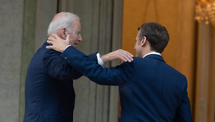 Joe Bidenas ir Emmanuelis Macronas