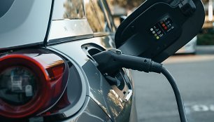 Brangstanti energija verčia skaičiuoti iš naujo – rinktis benzininį, dyzelinį ar elektrinį automobilį?
