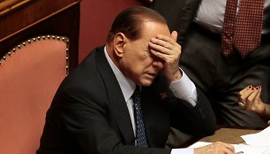 Milijardierius Silvio Berlusconi nuomonę dėl vyriausybės pakeitė paskutinę akimirką