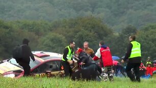 Apsauginiai stumdo žiūrovus WRC ralyje Vokietijoje