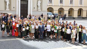 Geriausi Vilniaus abiturientai pagerbti Vilniaus universiteto Šv. Jonų bažnyčioje