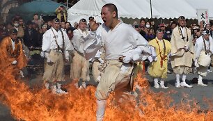 Japonijos budistai dalyvauja vaik&scaron;čiojimo ant ugnies festivalyje