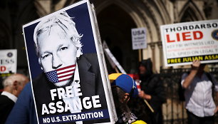 Juliano Assange'o šalininkų protesto akcija prie teismo