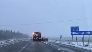 Sniegas ties Raseinių rajonu autostradoje