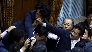 Japonijos politikų grumtynės 
