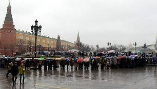 Žmonės laukia eilėje prie parodos apie Romanovų dinastiją