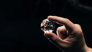 Didžiausias pasaulyje šlifuotas juodasis deimantas aukcione parduotas už 3,16 mln. svarų
