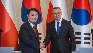 Pietų Korėjos prezidentas Yoon Suk-yeolas ir Lenkijos prezidentas Andrzejus Duda