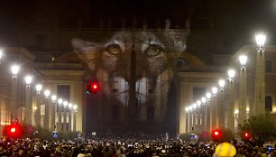 Vatikano bazilikos sienos nušvito didžiuliais gyvūnų atvaizdais per instaliaciją aplinkosaugos tema