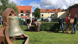 Klaipėdiečiai rinkosi į talka - šalinama daugiau nei dvidešimt metų vešėjusi gyvatvorė, žymėjusi buvusią šv. Jono bažnyčią senamiestyje.