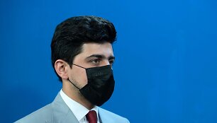 Afganistano televizijos laidų vedėjai vyrai dėvi kaukes protestuodami prie&scaron; Talibaną