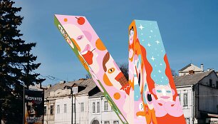 &bdquo;K-Totem&ldquo; erdvinė skulptūra pasipuo&scaron;ė nauju vizualu,&nbsp;kurį kūrė iliustratorė J.Urbonavičiūtė 