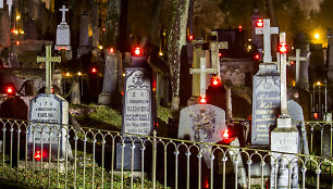 Rasų kapinėse Vėlinių žvakių šviesa traukia smalsuolius