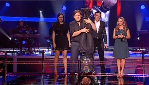 Merūnas Vitulskis groja Donato Montvydo kojomis