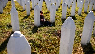 Tūkstančiai žmonių mini Srebrenicos žudynių aukas