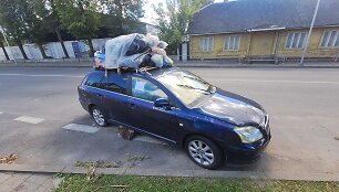 &Scaron;iuk&scaron;lių konteineriu virtęs automobilis