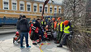 Laisvės alėjoje sodinant liepas sužalotas darbininkas