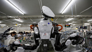 Robotas dirba gamykloje Tokijuje