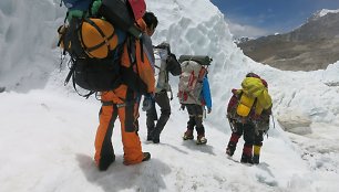 Atšaukus draudimą prasidėjusios ekspedicijos į Everestą pažymėtos mirtimi