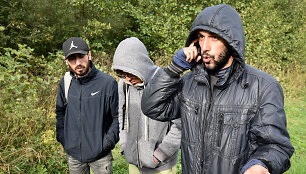 Afganistaniečiai, kurių EŽTT neleido i&scaron;stumti i&scaron; Lietuvos teritorijos. Kairėje Roman Sanaye, viduryje Mohammad Alem Haidari, de&scaron;inėje Ramin Sayadi (Ignalinos r.)