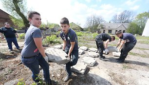 Vilniaus lenkų skautai ardo tvorą iš antkapių