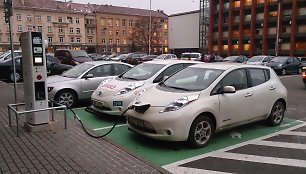 Du „Nissan LEAF“ prie elektromobilių įkrovimo stotelės