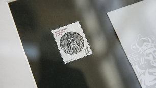 VDU rektoriui įteiktas universiteto 100-mečiui skirtas pašto ženklas