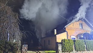 Panevėžyje liepsnojo apleistas pastatas